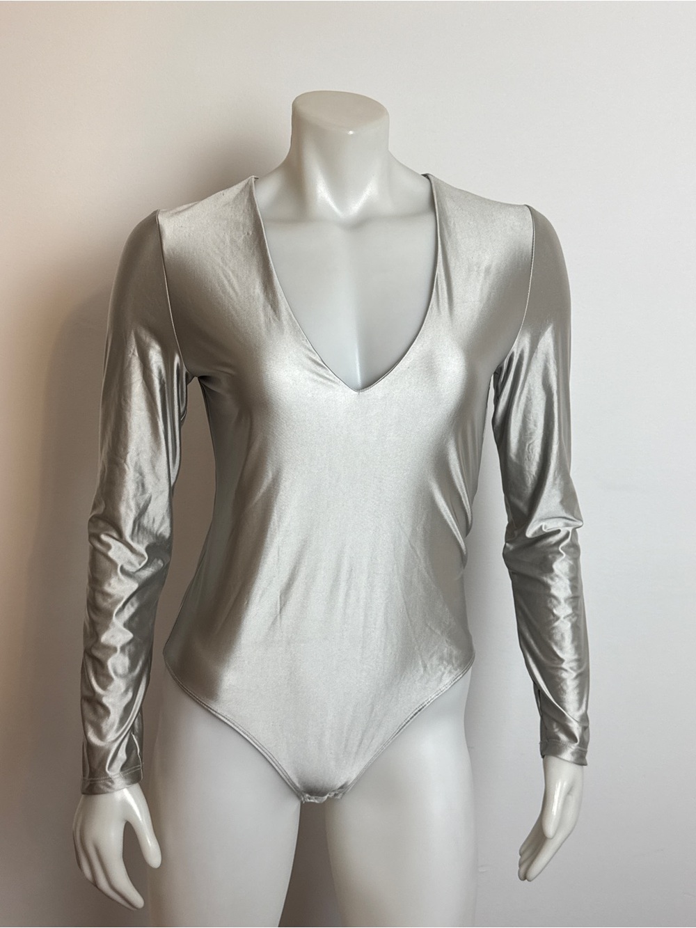 NWT - House of Harlow - Silver metallic V-neck, thong, long sleeve bodysuit. LG